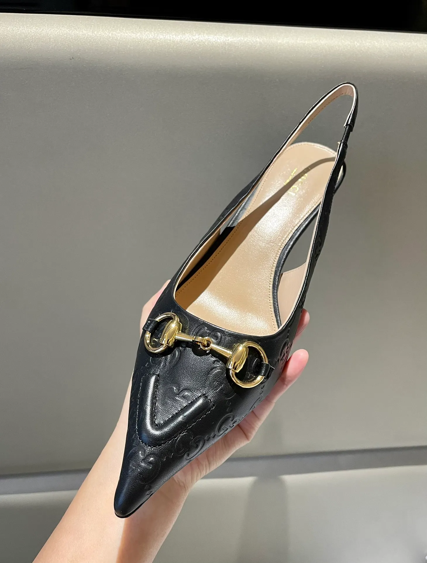 👟👟Ex-factory price 580👟👟 2024 G family’s new GUcc𝐢 horsebit pump sandals with pointed toes, elastic straps and kitten heels complement each other to create a comfortable and fitting design, and the back-lace pumps are the essence of design. Hot-drilling process Upper: Imported high-grade G G canvas Lining/foot pads: Full-grain high-grade lambskin Sole: Italian top-grade genuine leather sole Heel height: 10.5cm Fitting size: 35-42 (40/41/42 custom-made, non-refundable)